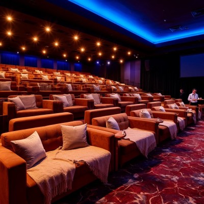 Кинотеатры с диванами, пледами и обслуживанием прямо в зале